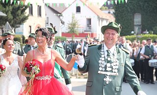 Strahlendes Königspaar: Peter und Monika Müller regieren die Bergheimer St.-Sebastianus-Bruderschaft und werden vom Schützenvolk bejubelt. - Burkhard Battran Strahlendes Königspaar: Peter und Monika Müller regieren die Bergheimer St.-Sebastianus-Bruderschaft und werden vom Schützenvolk bejubelt. - Burkhard Battran