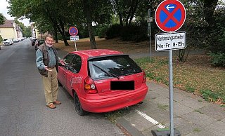 Illegale Müllentsorgung: So bewertet Walter Söte das Uralt-Auto, das 1,5 Jahre lang an der Mühlenstraße stand. Dann kam das Mini-Halteverbot. - Kurt Ehmke Illegale Müllentsorgung: So bewertet Walter Söte das Uralt-Auto, das 1,5 Jahre lang an der Mühlenstraße stand. Dann kam das Mini-Halteverbot. - Kurt Ehmke