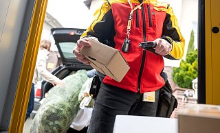 Für den sicheren Versand von Weihnachtsgeschenken sollten stabile Kartons ohne alte Etiketten sowie ausreichend Polstermaterial verwendet werden. - Sebastian Gollnow/dpa/dpa-tmn Für den sicheren Versand von Weihnachtsgeschenken sollten stabile Kartons ohne alte Etiketten sowie ausreichend Polstermaterial verwendet werden. - Sebastian Gollnow/dpa/dpa-tmn