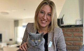 Bürgermeisterin Sarah Süß mit Katze Molly, die bei der Homestory unbedingt dabei sein wollte. - Frank Jasper Bürgermeisterin Sarah Süß mit Katze Molly, die bei der Homestory unbedingt dabei sein wollte. - Frank Jasper