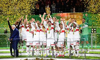 VfB-Kapitän Atakan Karazor streckte den Pokal als Erster in den Berliner Nachthimmel. - Bernd Weißbrod/dpa VfB-Kapitän Atakan Karazor streckte den Pokal als Erster in den Berliner Nachthimmel. - Bernd Weißbrod/dpa