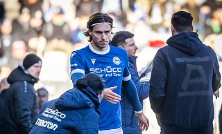 Es zeichnet sich ab, dass Arminia-Trainer Mitch Kniat (r.) Stürmer Roberts Uldrikis in absehbarer Zeit wieder auf dem Platz begrüßen kann. - Sarah Jonek Es zeichnet sich ab, dass Arminia-Trainer Mitch Kniat (r.) Stürmer Roberts Uldrikis in absehbarer Zeit wieder auf dem Platz begrüßen kann. - Sarah Jonek