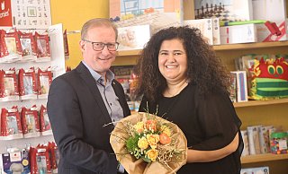 Bürgermeister Thomas Meyer gratuliert Arzu Ipek zur Wiedereröffnung des Spielwarengeschäfts Memories. - Jan-Henrik Gerdener Bürgermeister Thomas Meyer gratuliert Arzu Ipek zur Wiedereröffnung des Spielwarengeschäfts Memories. - Jan-Henrik Gerdener