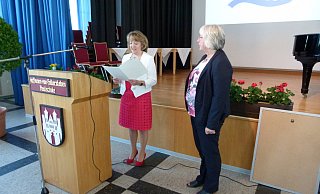 Regierungsschuldirektorin Therese Dallmeier überreicht Rektorin Monika Krekeler die Urkunde über die Versetzung in den Ruhestand. - Dagmar Winzig Regierungsschuldirektorin Therese Dallmeier überreicht Rektorin Monika Krekeler die Urkunde über die Versetzung in den Ruhestand. - Dagmar Winzig