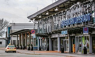 Von der Haustür zum Check-in: So wird für das Angebot am Paderborner Flughafen geworben. - Jens Reddeker Von der Haustür zum Check-in: So wird für das Angebot am Paderborner Flughafen geworben. - Jens Reddeker