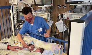 Intensivpflegerin Nadine Mertins versorgt Zwillingsschwestern auf der Intensivstation der Kinderklinik Bethel, die sich zwei Wochen nach ihrer Geburt von einer RSV-Infektion erholen müssen. - Carolin Nieder-Entgelmeier Intensivpflegerin Nadine Mertins versorgt Zwillingsschwestern auf der Intensivstation der Kinderklinik Bethel, die sich zwei Wochen nach ihrer Geburt von einer RSV-Infektion erholen müssen. - Carolin Nieder-Entgelmeier