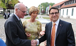 Oliver Vogt (r.), hier mit dem ehemaligen Bundestagspräsident Norbert Lammert auf Schloss Benkhausen, könnte Kirstin Korte (M.) als CDU-Kreisvorsitzender ablösen. - Joern Spreen-Ledebur Oliver Vogt (r.), hier mit dem ehemaligen Bundestagspräsident Norbert Lammert auf Schloss Benkhausen, könnte Kirstin Korte (M.) als CDU-Kreisvorsitzender ablösen. - Joern Spreen-Ledebur