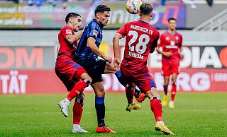 SCP-Akteur Marcel Hoffmeier wird von den HSV-Spielern Ludovit Reis (l.) und Miro Muheim in die Zange genommen. - Besim Mazhiqi SCP-Akteur Marcel Hoffmeier wird von den HSV-Spielern Ludovit Reis (l.) und Miro Muheim in die Zange genommen. - Besim Mazhiqi