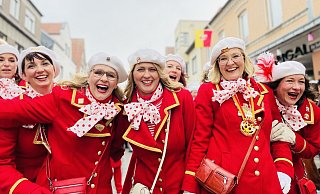 Beste Stimmung in Rietberg: Mehr als 15.000 Jecken drängten sich in die historische Altstadt, um die Wagen und Gruppen des Umzugs zu feiern. - Lena Vanessa Niewald Beste Stimmung in Rietberg: Mehr als 15.000 Jecken drängten sich in die historische Altstadt, um die Wagen und Gruppen des Umzugs zu feiern. - Lena Vanessa Niewald