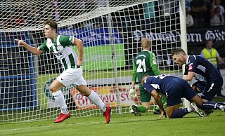 Am 9. August drehte Nick Flock nach seinem 1:1-Tor in der Nachspielzeit jubelnd ab. Maik Rubzov, Leon Tia und Simon Schubert waren entsetzt. - Henrik Martinschledde Am 9. August drehte Nick Flock nach seinem 1:1-Tor in der Nachspielzeit jubelnd ab. Maik Rubzov, Leon Tia und Simon Schubert waren entsetzt. - Henrik Martinschledde