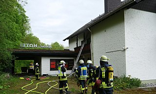 Rund 60 Feuerwehrleute bekämpften am Pfingstmontag einen Brand im Obergeschoss des Empfangsgebäudes im früheren Hotel im Aatal. - Ralph Meyer Rund 60 Feuerwehrleute bekämpften am Pfingstmontag einen Brand im Obergeschoss des Empfangsgebäudes im früheren Hotel im Aatal. - Ralph Meyer
