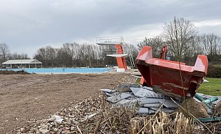 Die Bagger sind angerückt. Die Umbauarbeiten am Freibad Gehlenbeck haben begonnen. - Heike von Schulz Die Bagger sind angerückt. Die Umbauarbeiten am Freibad Gehlenbeck haben begonnen. - Heike von Schulz