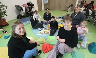 Einrichtungsleiterin Friederike Kneip (vorne, v.l.) und Pia Nacke (r.) mit Familien im Mehrzweckraum. Im Hintergrund sind die Irakerin Sheima Ebed (2.v.l.) und Mitarbeiterin Juliane Mische (r.) zu sehen. - Sylvia Tetmeyer Einrichtungsleiterin Friederike Kneip (vorne, v.l.) und Pia Nacke (r.) mit Familien im Mehrzweckraum. Im Hintergrund sind die Irakerin Sheima Ebed (2.v.l.) und Mitarbeiterin Juliane Mische (r.) zu sehen. - Sylvia Tetmeyer