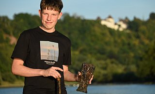 Der 15 Jahre alte Benedikt findet in der Weser bei Beverungen und Höxter unter anderem eine Bleikristallvase. - Thomas Kube Der 15 Jahre alte Benedikt findet in der Weser bei Beverungen und Höxter unter anderem eine Bleikristallvase. - Thomas Kube