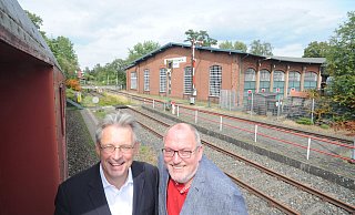 Weg mit dem Prellbock: Der SPD-Bundestagsabgeordnete Achim Post (l.) engagiert sich ebenso wie der Landtagsabgeordnete Ernst-Wilhelm Rahe für die Wiederbelebung der Bahn von Rahden in Richtung Bremen. Post wurde unweit des Rahdener Bahnhofs geboren. - Joern Spreen-Ledebur Weg mit dem Prellbock: Der SPD-Bundestagsabgeordnete Achim Post (l.) engagiert sich ebenso wie der Landtagsabgeordnete Ernst-Wilhelm Rahe für die Wiederbelebung der Bahn von Rahden in Richtung Bremen. Post wurde unweit des Rahdener Bahnhofs geboren. - Joern Spreen-Ledebur