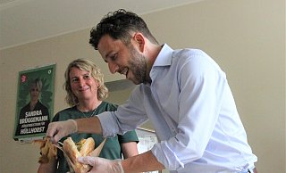 Der Bundesvorsitzende Felix Banszak bereitet einen veganen Döner zu. Er war in jetzt in Hüllhorst zu Gast. - Klaus Frensing Der Bundesvorsitzende Felix Banszak bereitet einen veganen Döner zu. Er war in jetzt in Hüllhorst zu Gast. - Klaus Frensing