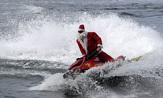 Der als Nikolaus verkleidete Feuerwehrmann ist Rettungsschwimmer (Foto aktuell). - Bruna Prado/AP Photo/dpa Der als Nikolaus verkleidete Feuerwehrmann ist Rettungsschwimmer (Foto aktuell). - Bruna Prado/AP Photo/dpa