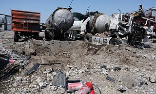 Zerstörte Lastwagen am Rand eines Kraters in der Nähe von Saporischschja. - Andriy Andriyenko/AP/dpa Zerstörte Lastwagen am Rand eines Kraters in der Nähe von Saporischschja. - Andriy Andriyenko/AP/dpa