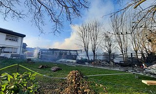 In der Steinheimer Ortschaft Eichholz standen mehrere Garagen in Flammen. - Madita Schellenberg In der Steinheimer Ortschaft Eichholz standen mehrere Garagen in Flammen. - Madita Schellenberg