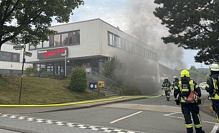 An der Deckertstraße in Bielefeld-Gadderbaum war die Feuerwehr im Einsatz. Mehrere Autos wurden schwer beschädigt. - Paul Brinkmann An der Deckertstraße in Bielefeld-Gadderbaum war die Feuerwehr im Einsatz. Mehrere Autos wurden schwer beschädigt. - Paul Brinkmann