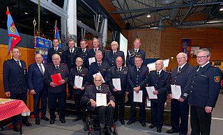 Sie halten der Paderborner Feuerwehr bereits seit Jahrzehten die Treue und wurden besonders geehrt. Seit 70 Jahren sind bereits Anton Ising (vorn) und Wilfried Terfort (2. v. r.) dabei. Die Ehrungen nahmen Landrat Christoph Rüther (2. v. l.) und Bürgermeister Michael Dreier (r.) vor. - Ralph Meyer Sie halten der Paderborner Feuerwehr bereits seit Jahrzehten die Treue und wurden besonders geehrt. Seit 70 Jahren sind bereits Anton Ising (vorn) und Wilfried Terfort (2. v. r.) dabei. Die Ehrungen nahmen Landrat Christoph Rüther (2. v. l.) und Bürgermeister Michael Dreier (r.) vor. - Ralph Meyer