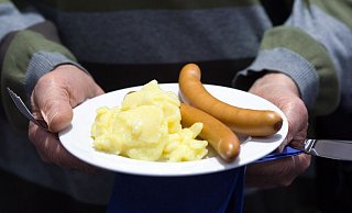 In vielen Familien ein Klassiker an Weihnachten: Würstchen mit Kartoffelsalat. - picture alliance / Soeren Stache/dpa In vielen Familien ein Klassiker an Weihnachten: Würstchen mit Kartoffelsalat. - picture alliance / Soeren Stache/dpa