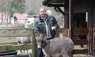 Tierparkleiter Thorsten Dodt stellt einen neuen tierischen Bewohner vor, den kleinen Esel Karl-Heinz. - Alexandra Golfinger Tierparkleiter Thorsten Dodt stellt einen neuen tierischen Bewohner vor, den kleinen Esel Karl-Heinz. - Alexandra Golfinger