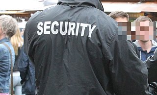 Ein Wachmann griff jetzt bei einem Raubüberfall ein - und offenbar schreckte ihn auch ein gezücktes Messer nicht ab. - Peter Steinert (Symbolbild/Archivbild) Ein Wachmann griff jetzt bei einem Raubüberfall ein - und offenbar schreckte ihn auch ein gezücktes Messer nicht ab. - Peter Steinert (Symbolbild/Archivbild)
