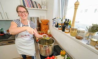 Obst und Gemüse mit kleinen Schönheitsfehlern verwandelt Sylke Pilk in ihrer Küche zu feinen Köstlichkeiten. - Andreas Zobe Obst und Gemüse mit kleinen Schönheitsfehlern verwandelt Sylke Pilk in ihrer Küche zu feinen Köstlichkeiten. - Andreas Zobe