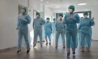 Mit Maske und Haube tanzen die Mitarbeitenden der Station 1B. - Klinikum Herford Mit Maske und Haube tanzen die Mitarbeitenden der Station 1B. - Klinikum Herford