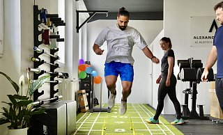 Zum warm werden gibt es einen keinen Parcours für Hamid und Christina (v.l.). Alexander Schwenk (re.) beobachtet das Training kritisch. - Peter Unger Zum warm werden gibt es einen keinen Parcours für Hamid und Christina (v.l.). Alexander Schwenk (re.) beobachtet das Training kritisch. - Peter Unger