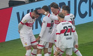 Deniz Undav freut sich mit seinen Teamkollegen über das 3:0. - Sören Stache/dpa Deniz Undav freut sich mit seinen Teamkollegen über das 3:0. - Sören Stache/dpa