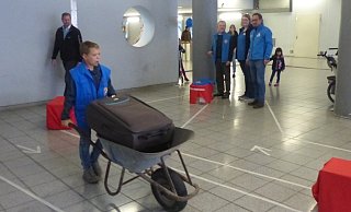 Jaimy (9) steuert das Gepäck durch den Parcour. - Jan Moshage Jaimy (9) steuert das Gepäck durch den Parcour. - Jan Moshage