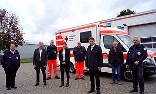 Kreisrotkreuzleiter Sven Kampeter (v.l.), Wolfgang Koch (DRK-Kreisverband), Notfallsanitäter Willi Niederbudde, Christiane Rüsel (Westfalen Weser Energie), Rotkreuzleiter Frank Mäsker, Jürgen Hunting (Vorsitzender des Vorstandes des DRK-Ortsvereins), Theo Tücke (Schatzmeister DRK-Ortsverein) und DRK-Kreisgeschäftsführer Michael Honder stellen das neue Fahrzeug vor. - Niklas Krämer Kreisrotkreuzleiter Sven Kampeter (v.l.), Wolfgang Koch (DRK-Kreisverband), Notfallsanitäter Willi Niederbudde, Christiane Rüsel (Westfalen Weser Energie), Rotkreuzleiter Frank Mäsker, Jürgen Hunting (Vorsitzender des Vorstandes des DRK-Ortsvereins), Theo Tücke (Schatzmeister DRK-Ortsverein) und DRK-Kreisgeschäftsführer Michael Honder stellen das neue Fahrzeug vor. - Niklas Krämer