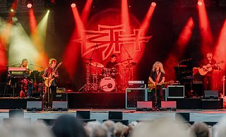 1998 spaltet sich Barclay James Harvest auf. Seitdem geht Les Holroyd, der in Deutschland lebt, mit seinen Musiker als "Barclay James Harvest Featuring Les Holroyd" (BJHFLH) auf Tour. - Adrian Infernus 1998 spaltet sich Barclay James Harvest auf. Seitdem geht Les Holroyd, der in Deutschland lebt, mit seinen Musiker als "Barclay James Harvest Featuring Les Holroyd" (BJHFLH) auf Tour. - Adrian Infernus