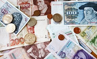 Vor 25 Jahren wurde auch im Kreis Höxter zur Jahrtausendwende noch mit D-Mark und Pfennig bezahlt. - dpa Vor 25 Jahren wurde auch im Kreis Höxter zur Jahrtausendwende noch mit D-Mark und Pfennig bezahlt. - dpa