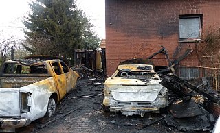 Die unter dem Carport abgestellten Fahrzeuge brannten vollständig aus. - Polizei Minden-Lübbecke Die unter dem Carport abgestellten Fahrzeuge brannten vollständig aus. - Polizei Minden-Lübbecke