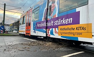 Sand und Gesteinsbrocken hinterließ der Lasterfahrer auf den Gleisen an der Haltestelle Schillerstraße. - Charlotte Mahncke Sand und Gesteinsbrocken hinterließ der Lasterfahrer auf den Gleisen an der Haltestelle Schillerstraße. - Charlotte Mahncke