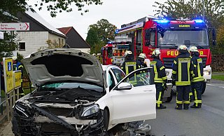 Weil die Fahrerin des Mercedes C-180 die Vorfahrt eines Mercedes der B-Klasse missachtete, kollidierten die beiden Fahrzeuge auf der Kreuzung. - Ralph Meyer Weil die Fahrerin des Mercedes C-180 die Vorfahrt eines Mercedes der B-Klasse missachtete, kollidierten die beiden Fahrzeuge auf der Kreuzung. - Ralph Meyer