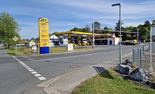 Kurz nach dem Tanken an der Jet-Tankstelle an der Brackweder Straße 53a in Künsebeck blieb eine Frau in Amshausen mit ihrem Fahrzeug auf der A33 stehen. - Uwe Pollmeier Kurz nach dem Tanken an der Jet-Tankstelle an der Brackweder Straße 53a in Künsebeck blieb eine Frau in Amshausen mit ihrem Fahrzeug auf der A33 stehen. - Uwe Pollmeier