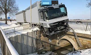 Der Sattelzug wurde durch das Brückengeländer gestoppt. Foto: Polizei Minden-Lübbecke - Lena Kley Der Sattelzug wurde durch das Brückengeländer gestoppt. Foto: Polizei Minden-Lübbecke - Lena Kley