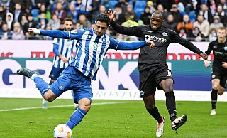 Der Karlsruher Lars Stindl (l) im Zweikampf mit David Kinsombi aus Paderborn. - Uli Deck/dpa Der Karlsruher Lars Stindl (l) im Zweikampf mit David Kinsombi aus Paderborn. - Uli Deck/dpa