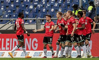 Die Spieler von Hannover 96 bezwangen Eintracht Braunschweig. - Axel Heimken/dpa Die Spieler von Hannover 96 bezwangen Eintracht Braunschweig. - Axel Heimken/dpa