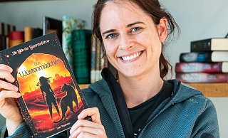 Laura Trappmann hält eines der ersten Exemplare ihres Erstlingsromans "Das Wüstenmädchen - Die Gilde der Gepardenführer" in der Hand. Der Fantasyroman ist ab 1. März erhältlich. - Ralf Bittner Laura Trappmann hält eines der ersten Exemplare ihres Erstlingsromans "Das Wüstenmädchen - Die Gilde der Gepardenführer" in der Hand. Der Fantasyroman ist ab 1. März erhältlich. - Ralf Bittner