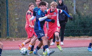 Arminias Tom Niklas Kollmeier (r.) und sein C-Jugend-Regionalligateam unterlagen dem MSV Duisburg in einer bisweilen hitzigen Partie 1:2. - Andreas Zobe Arminias Tom Niklas Kollmeier (r.) und sein C-Jugend-Regionalligateam unterlagen dem MSV Duisburg in einer bisweilen hitzigen Partie 1:2. - Andreas Zobe