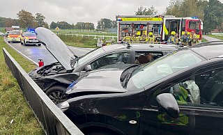 Beim Zusammenstoß zweier Fahrzeuge auf der Westwieher Straße wird ein 84-jähriger VW-Passat-Fahrer in seinem Wagen eingeschlossen. - Ralph Meyer Beim Zusammenstoß zweier Fahrzeuge auf der Westwieher Straße wird ein 84-jähriger VW-Passat-Fahrer in seinem Wagen eingeschlossen. - Ralph Meyer