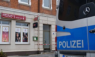 Im Lagerraum der Shisha-Bar „Friend’s“ gegenüber dem Bierbrunnen auf dem Marktplatz ist das Feuer ausgebrochen - Heike von Schulz Im Lagerraum der Shisha-Bar „Friend’s“ gegenüber dem Bierbrunnen auf dem Marktplatz ist das Feuer ausgebrochen - Heike von Schulz
