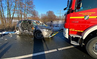 Die Seite vom Auto musste die Feuerwehr herausschneiden, um den Fahrer zu befreien. - Feuerwehr Löhne/Dennis Matschuk Die Seite vom Auto musste die Feuerwehr herausschneiden, um den Fahrer zu befreien. - Feuerwehr Löhne/Dennis Matschuk