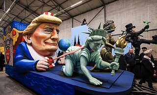 Einer der Wagen im Kölner Rosenmontagszug zeigt US-Präsident Donald Trump, der die Freiheitsstatue und die Justitia am Laufband führt. - Oliver Berg/dpa Einer der Wagen im Kölner Rosenmontagszug zeigt US-Präsident Donald Trump, der die Freiheitsstatue und die Justitia am Laufband führt. - Oliver Berg/dpa