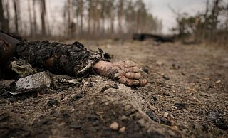 Die Leiche eines gefallenen russischer Soldaten nach einem Angriff ukrainischer Streitkräfte auf russische Stellungen außerhalb von Kiew. - Vadim Ghirda/AP/dpa Die Leiche eines gefallenen russischer Soldaten nach einem Angriff ukrainischer Streitkräfte auf russische Stellungen außerhalb von Kiew. - Vadim Ghirda/AP/dpa